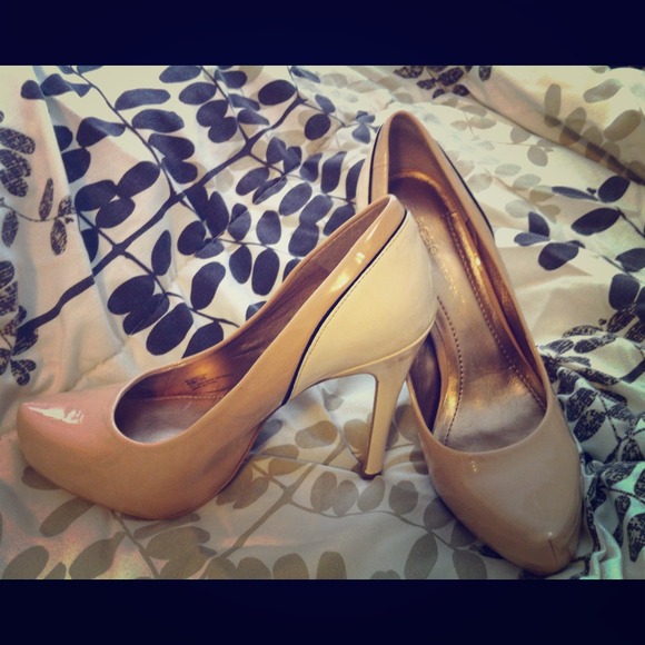BCBG nude pumps - Picture 1 of 3