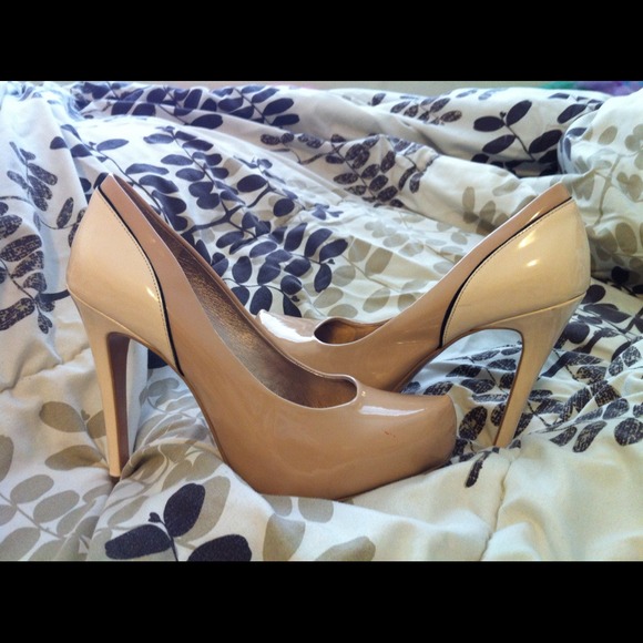 BCBG nude pumps - Picture 2 of 3
