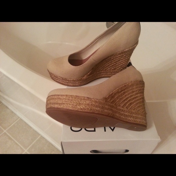Tan canvas tweed wedges size 41 which is a 11