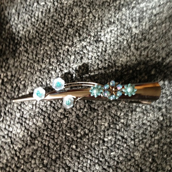 Japanese hairclip style