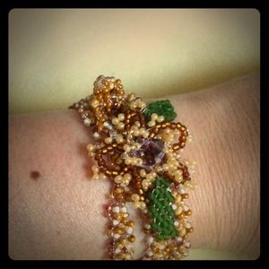 Flower-centered bead bracelet