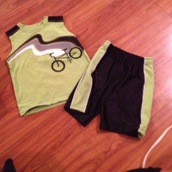 Green & Black Boys Size 4T outfit set