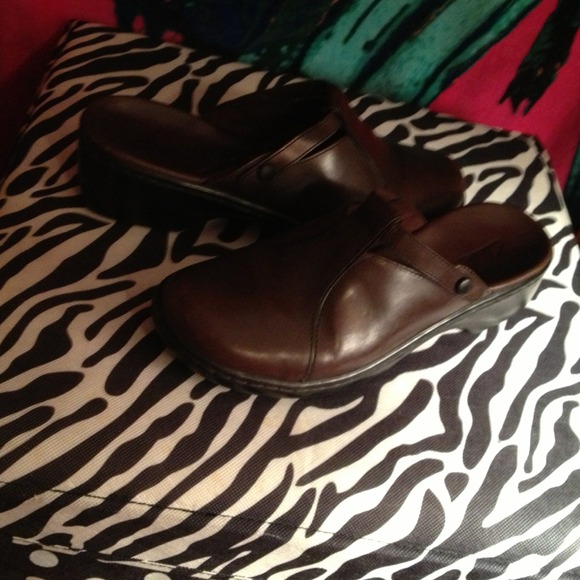 Brown mules