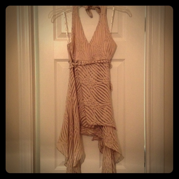 SOLD IN BUNDLE💥Beige halter top with longer sides