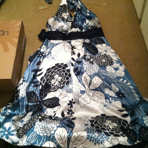 ⛔Reduced⛔ Beautiful halter dress