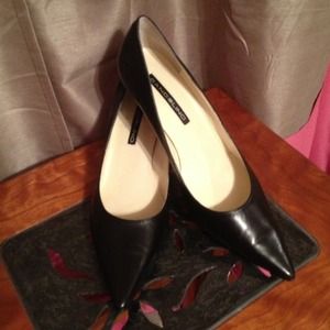 Black point toe pumps