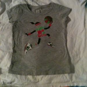 💰💰💰SOLD💰💰💰Nike size 5 girls t.  Like new.