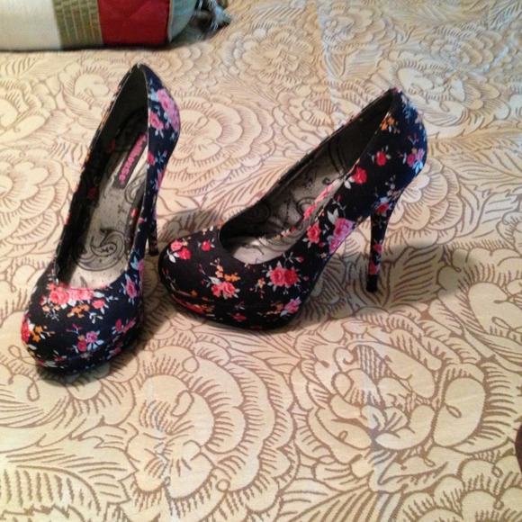 Size 6 1/2 dollhouse