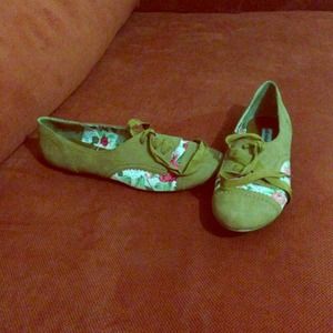 Floral brown suede like flat shoes
