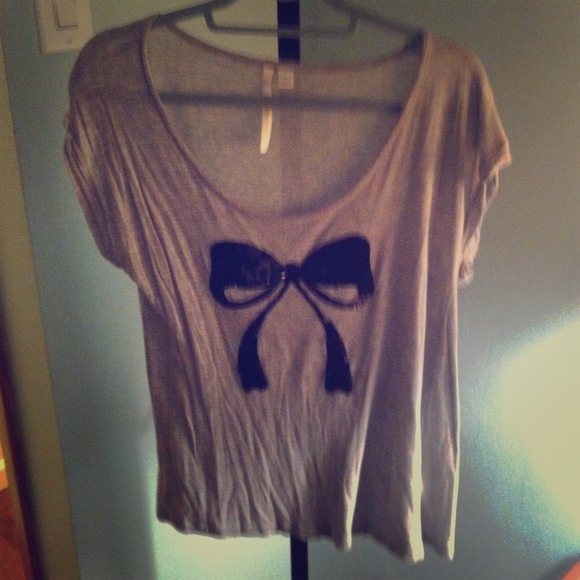 💢💢SOLD💢💢Sweet dressy T, with sequins