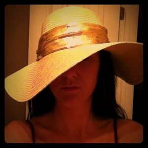 **SOLD**Bebe floppy hat!!