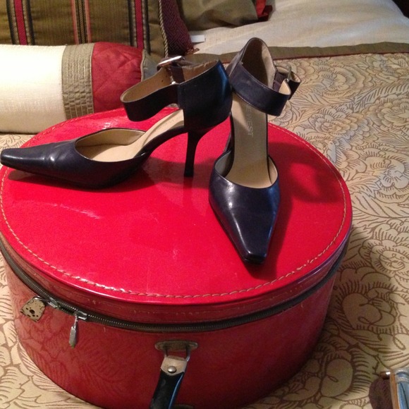 Size 6 Nine West eggplant heels