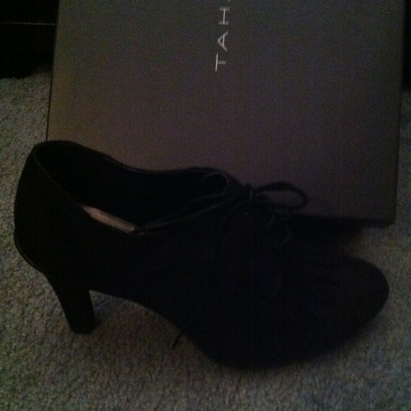Tahari black,suede shoe heels!