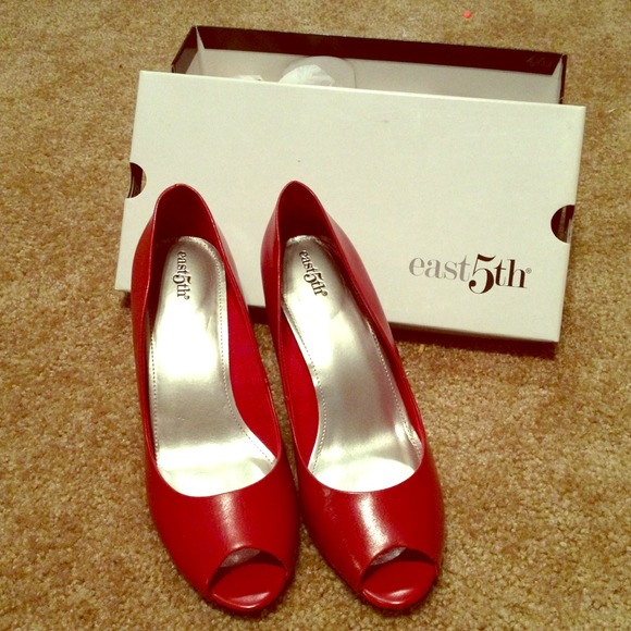 Red small heels size 7 1/2 M 👠