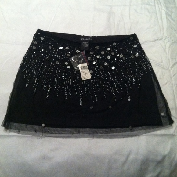 Black wet seal mini