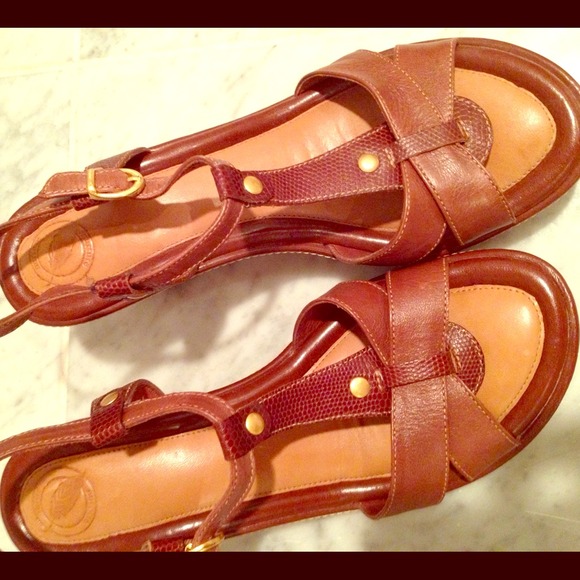 SOLD TO @tifflf IN BUNDLE. 🌻Nurture wedge
