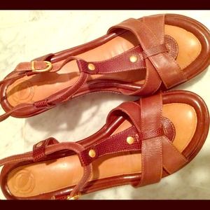 SOLD TO @tifflf IN BUNDLE. 🌻Nurture wedge