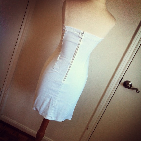 ** SOLD ** White Strapless Dress + Sweetheart Neck - Picture 3 of 4