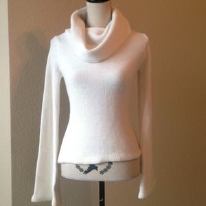 💋SOLD IN BUNDLE💋 WINTER WHITE CROWL NECK SWEATER