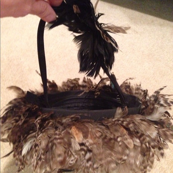 Handbags - ❗️REDUCED❗️Cute small feather purse