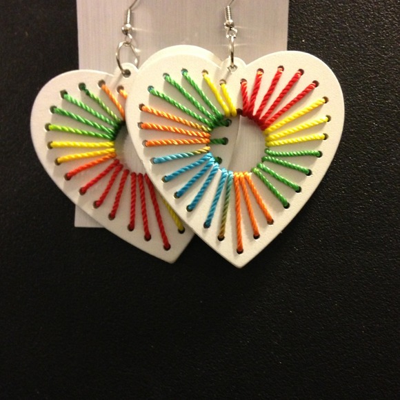 Multi-colored rope & white wooden heart earrings💕