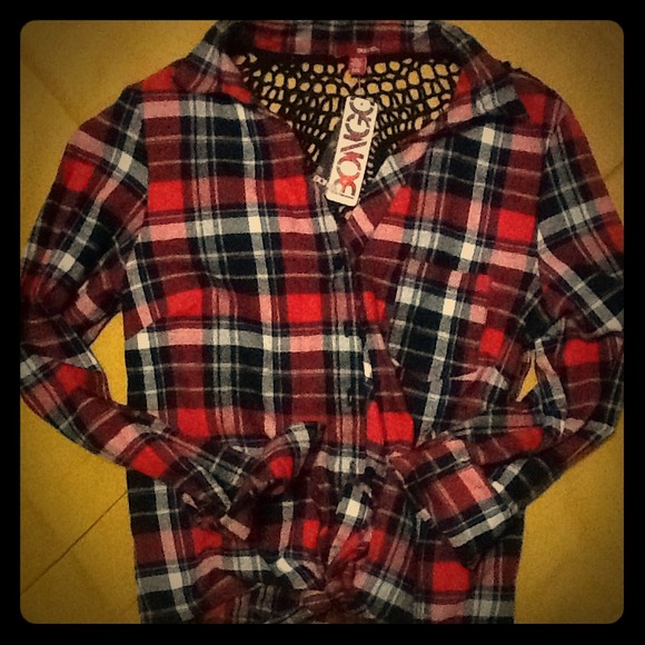 Cute tie in the front plaid shirt.