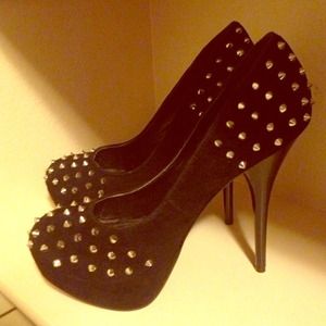 Black spiked pumps