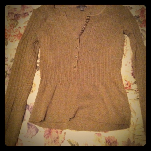 Long sleeve shirt with button detailing