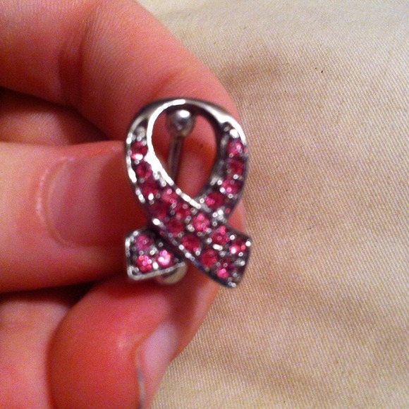 Hold @sammiebs36 Breast cancer belly ring