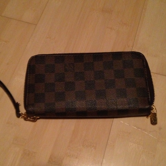 Inspired Louis Vuitton Zippered Wallet