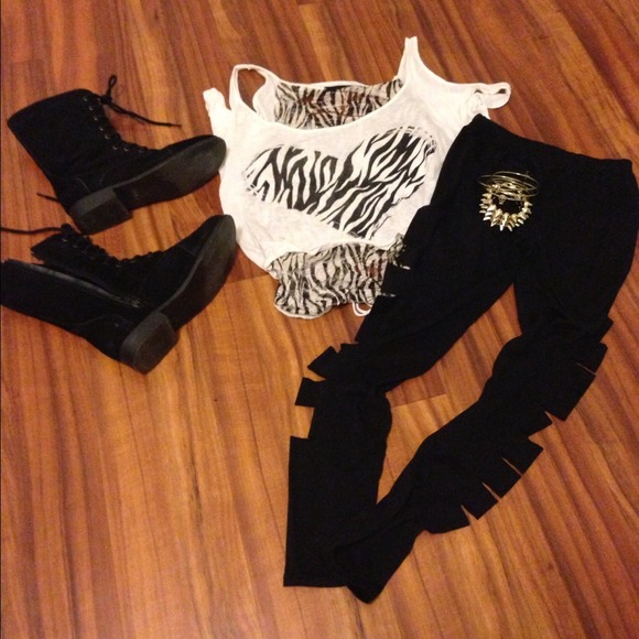 💢SOLD💢Open side black leggings