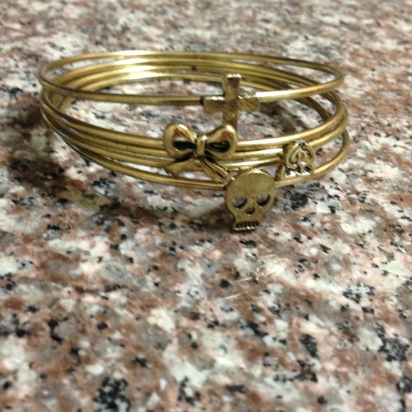 ❌Sold❌Skull cross &bow gold bangles
