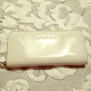 📢Reduced! Michael Kors zip around wallet 🚩