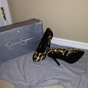 Jessica Simpson leopard high heels!