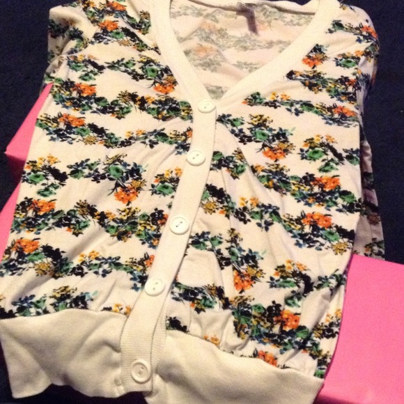 💥SOLD💥White floral striped cardigan