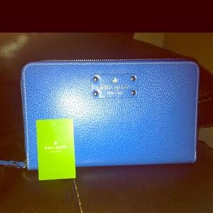 *SOLD* Kate spade Wellesley zip travel wallet