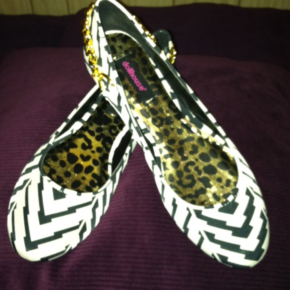 Brand new flats with chain - Picture 1 of 2