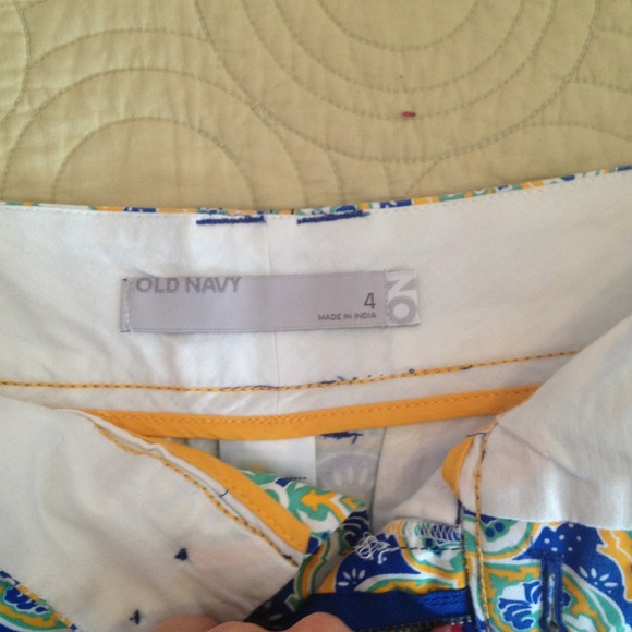 Size 4 Old Navy printed skirt - Picture 2 of 2