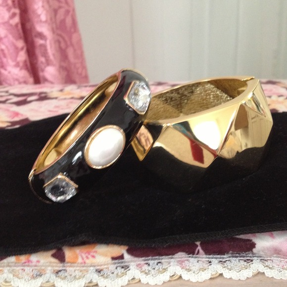 Jewelry - Gold Bangle Bracelet Set of 2