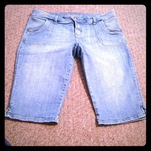 Light Wash/ jean capris Low rise