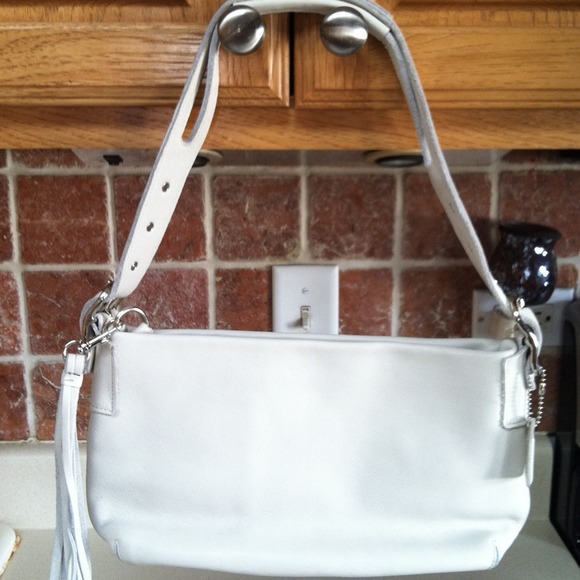 👜White leather 👜make me an offer!!