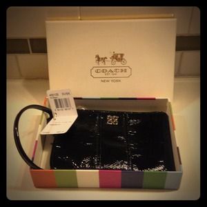 ➰Black Patent Coach Wristlet➰