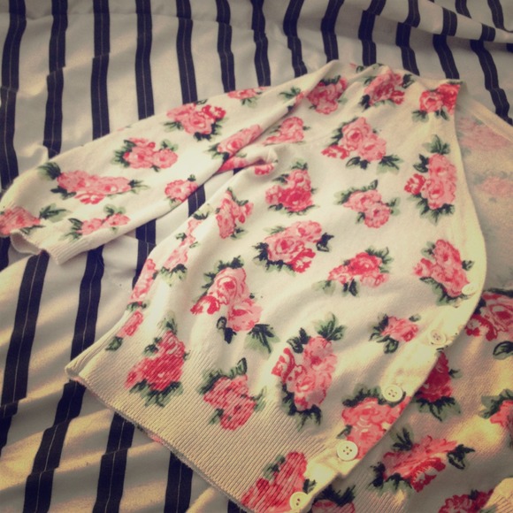 Adorable flower cardigan ☺💕