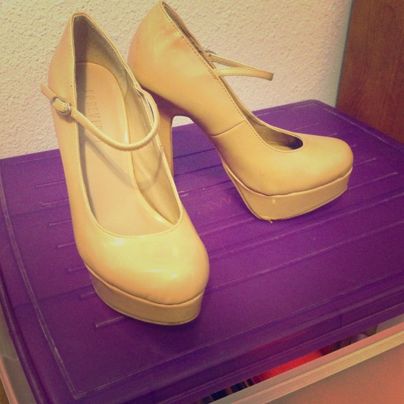 Beige sz 6 pumps from Forever 21
