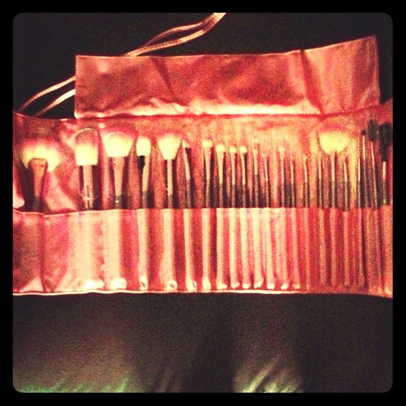 NWOT 22 piece makeup brush set