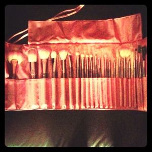 NWOT 22 piece makeup brush set