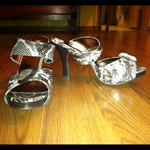New Rampage snake skin and buckle size 8.5 heels