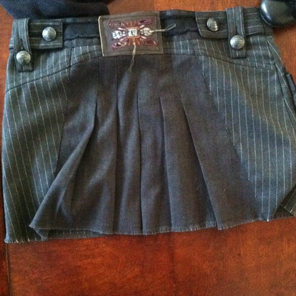 Blk tank, fun skirt and blk flats!! - Picture 3 of 4