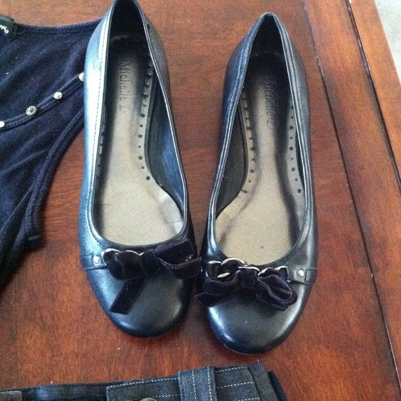 Blk tank, fun skirt and blk flats!! - Picture 4 of 4