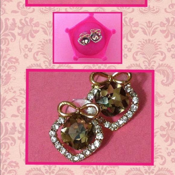 Cute bow with green and white diamond earrings